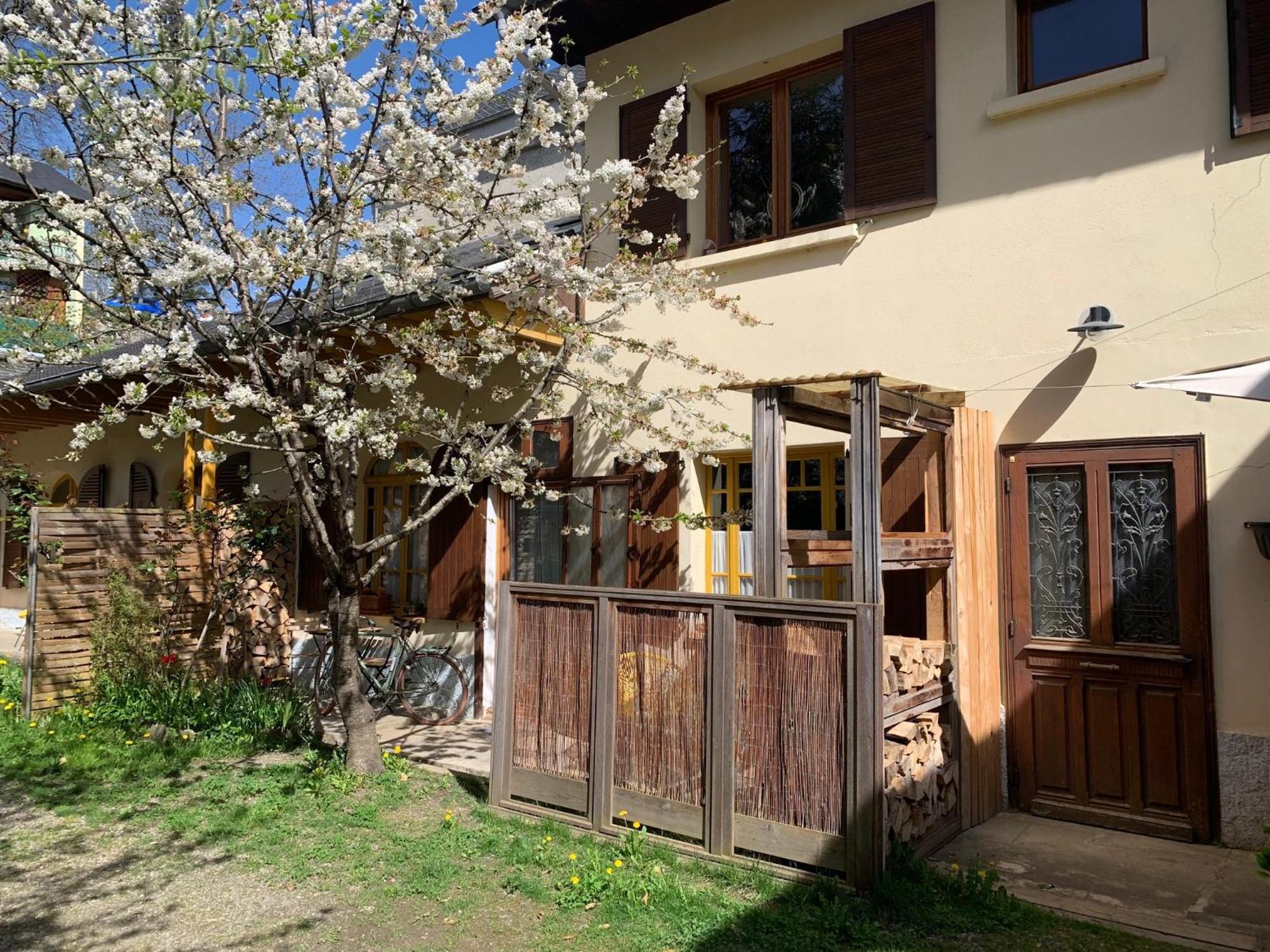 Charmant Appartement Sur Cour, Le Cerisier Bagnères-de-Bigorre Buitenkant foto